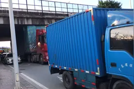 快来看看大卡车卡在桥下面了，看看是怎么弄出来的视频封面