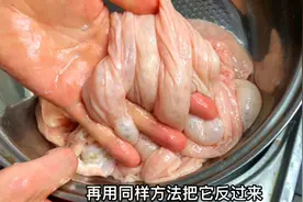 广东家常菜“酱油猪大肠”，大厨教你这样做法，酱香好吃没异味视频封面