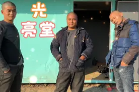 农村大哥剃光头，兄弟俩羡慕不已，趁着今个儿天气暖和，一起吧！