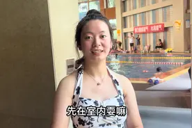 强哥带我去游泳，没想到又遇到大暴雨，冒着雨淋回家，衣服都湿了视频封面