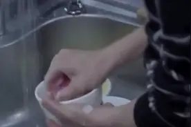 小伙子太勤快了老爸的肯定，给他配一个年轻漂亮的保姆视频封面