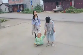 明天正式上课了，两个姐姐要上街买作业本，弟弟也要跟着去视频封面