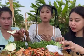 泰国🇹🇭佛恩美食频道分享，丈母娘和两位女儿吃酸辣凉拌米粉配虾视频封面