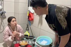 静静躲在厕所偷偷的吃螺蛳粉，还是被黑哥发现，结局让人很暖心视频封面