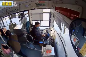 阿姨提着神秘袋子上了公交车 接下来暖心的一幕发生了视频封面