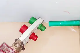 水管紧紧贴着墙边，热熔器跟水管对不齐怎么办？10年水工教你热熔视频封面