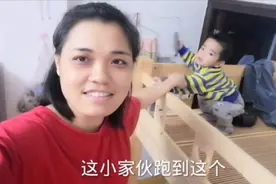 1岁多熊宝宝太调皮，跑到上铺蹦蹦跳跳，被妈妈强制抱下来了视频封面