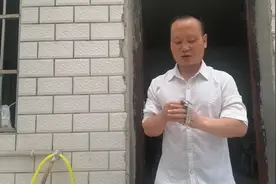 兵兵这货自己都能把自己玩嗨起来，看看他是怎么让自己陶醉起来的视频封面