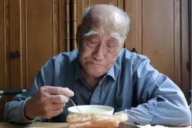 老爸与时俱进，有些事慢慢的讲给怹听，报纸和电视是主要信息来源视频封面