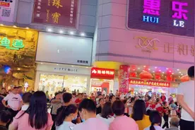 深圳观澜富士康大水坑聚集10几万人，夜晚街头美女如云视频封面