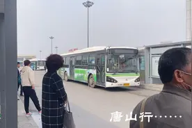 唐山之行，唐山火车站到古冶，做了快2路车，感受唐山的公交文化视频封面