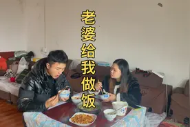 回老丈人家第一天，睡过头了，老婆居然给我做饭了！视频封面