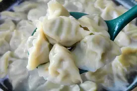 茼蒿包饺子，没想到这么好吃，学会这样调馅，一口一个太香了视频封面