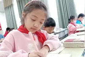 天下竟有如此貌美如花又清新脱俗的女孩，吐舌头那一刻更是可爱视频封面