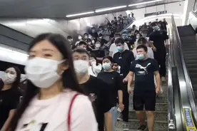 沈阳上下班高峰期，地铁乘客基本都是20岁到40多岁年轻人。视频封面