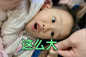 3岁小糖糖总说耳朵里面痒，闹着要爸爸掏耳朵，结果掏出来这么多视频封面