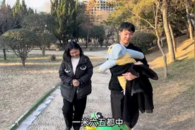 带着弟弟出门逛街，妥妥的大暖男一枚，时时刻刻都在抱着小侄子视频封面