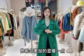 绿色双面呢大衣，搭配黑色连衣裙，时尚显瘦有气质，微胖必备！视频封面