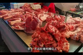 大妈买排骨让老板帮忙剁成块，期间，接了个电话，大妈反悔不要了视频封面