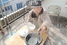 没女朋友的单身汉，蒸一锅米饭炒半颗白菜，没有女朋友一个人吃视频封面