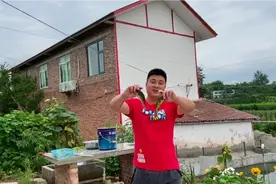 小慧用小火慢炖鲫鱼汤，无奈鱼太少，只能锅里多加汤，好吃不够喝视频封面