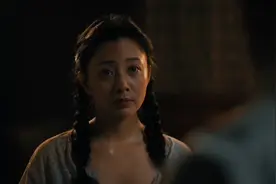 雷佳音不小心看到殷桃刚喂完孩子的样子，神情呆住了。视频封面