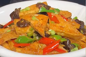 家常豆腐这样做才好吃，阿见教你一招，外焦里嫩，咸辣适口太下饭视频封面