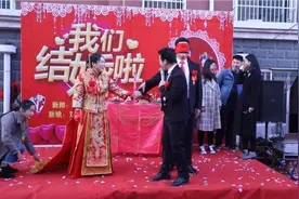 司仪：蒙眼摸新娘环节，吓的新郎不敢松手…视频封面