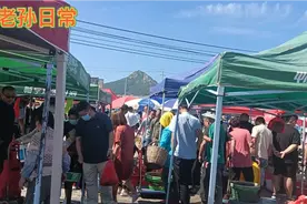 9月|日青岛开海第一天，看南姜码头第一船螃蟹多钱一斤？大吃一惊视频封面