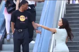 国外整蛊恶搞，性感美女在自动扶梯上的搭讪   #搞笑视频视频封面