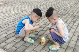 哥俩一起吃爆米花太香了，吃这么开心的视频封面