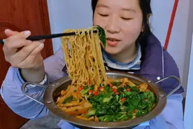 泡2包豪华版泡面，有荤有素，秀秀简单吃个早餐，太香了。视频封面