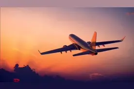 坐飞机从深圳去成都在万米高空，蓝天白云，景色超级好视频封面