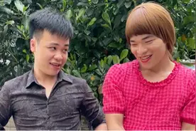 这个年轻小伙泡妞不一般！各种眼睛 各种动作让女孩开心的不停视频封面