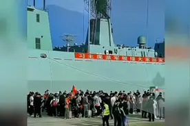 印度苏丹撤侨军舰和中国战舰比起来弱爆了，华侨看到中国战舰落泪视频封面