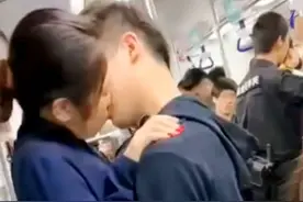 地铁站惊现情侣接吻？气氛到位了，根本挡不住～完全停不下来😅视频封面