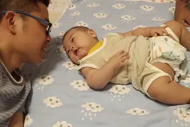 四个月的宝宝体重18斤，全身都是肉，胖的都不会翻身这可咋办？视频封面