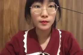 女大学硕士生只因染了个红色头发就被网暴导致轻生视频封面