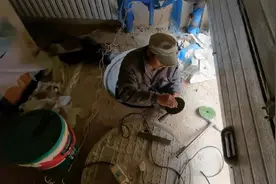 老杨一个人钻进下水道干活，又脏又累，生活不易啊视频封面