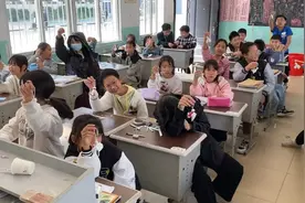 劳动课利用口罩DIY晴天娃娃，认真的孩子最可爱视频封面