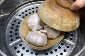 把大蒜放碗里蒸一蒸，老郎中教我的养生吃法，作用可真大，长见识