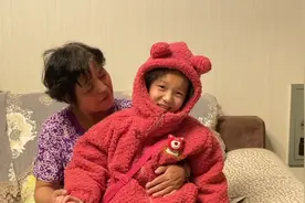 女儿收到谁送的新衣服？开心的满屋蹦跶，父母：自己赚钱还人情！视频封面