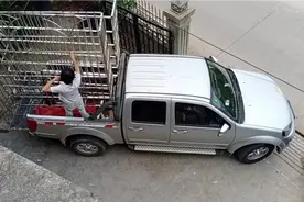 做不锈钢防盗窗很赚钱?看完小伙算的这笔账就明白了视频封面