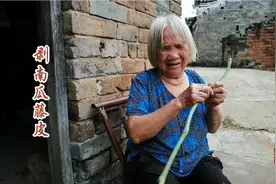 （上）从小双目失明的老婆婆究竟该怎么生活？做饭炒菜生活自理！视频封面