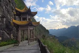 1958年贵州人民在悬崖峭壁上开辟了一条公路，请为贵州人民点赞。视频封面