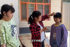 妞妞要给小妹剪刘海一剪下去长短不齐，还得大姐出手剪的更好看些视频封面