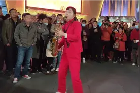 成都街头27岁美女厉害了，吹萨克斯2年拥1000万粉丝，看吹的咋样视频封面