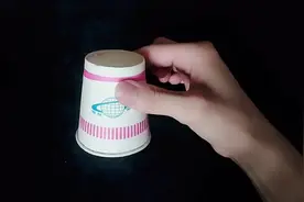 魔术教学：把水杯倒过来，杯子里的水为什么不会流出来？怎么可能视频封面