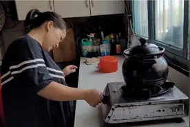 蓉蓉怀孕不想吃太油腻，小勇突发奇想用乌鸡煲黄豆，结果却很舒适视频封面
