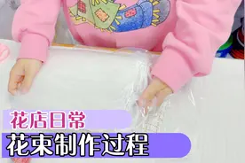 做一个浪漫又暖的花束不但好看还有香气，做好后都不舍得送出去了